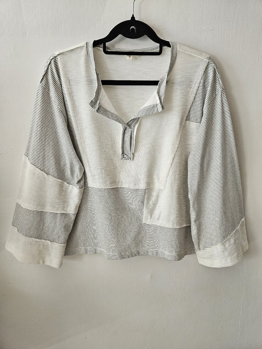 P.O.L Taking The Day Off Patch Striped Split V Neck Pullover Top White Black S - Picture 4 of 11